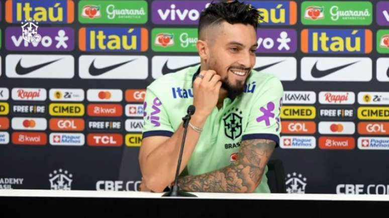 Alex Telles durante a coletiva desta segunda-feira –