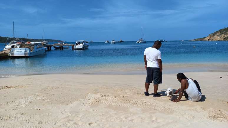 Sandy Ground Beach é ponto de partida para passeios de barco pela ilha