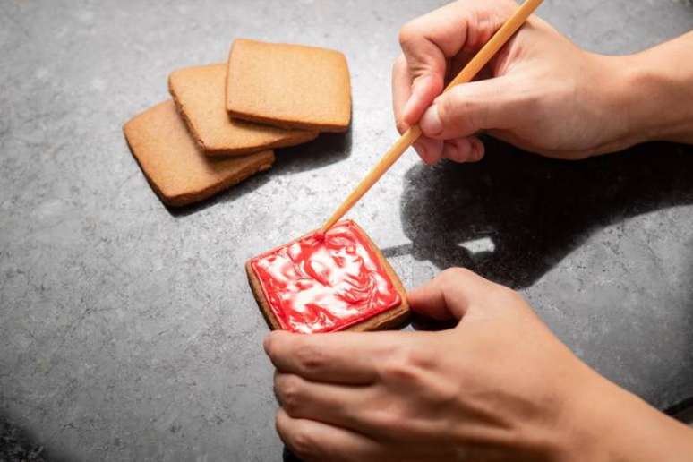 A decoração de glacê é feita com corante, e, para deixar seus biscoitos coloridos, você precisa pintá-los, assim como o chef faz