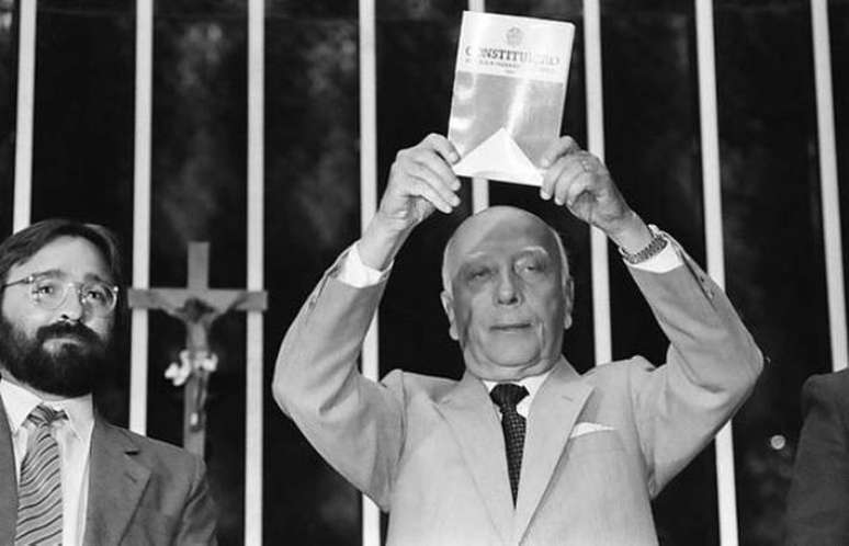 Ulysses Guimar&atilde;es, que presidiu a Assembleia Constituinte, faleceu em 1992 em um acidente a&eacute;reo