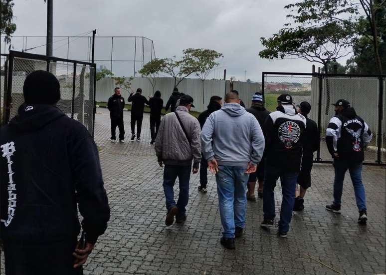 Organized members talk to Corinthians team bosses