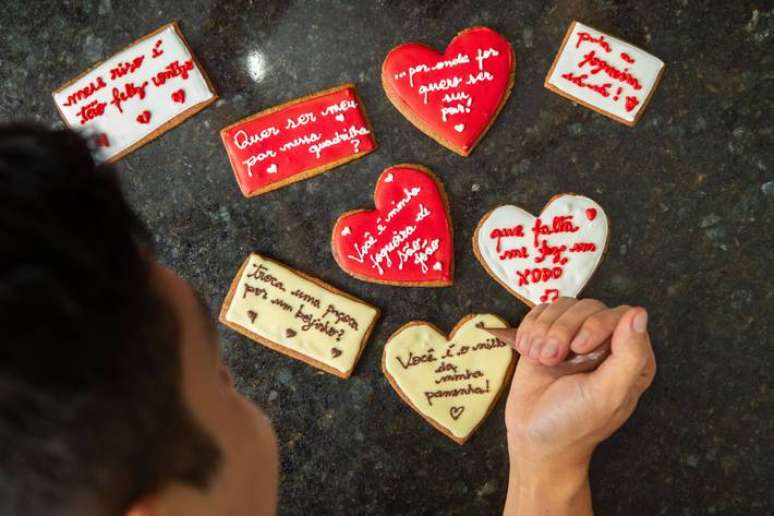 O chef ensinou a fazer biscoitos quadrados, retangulares e, para espalhar ainda mais o amor, em forma de coração