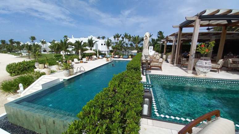 Piscina e o bar de praia Uchu no Belmond Cap Juluca