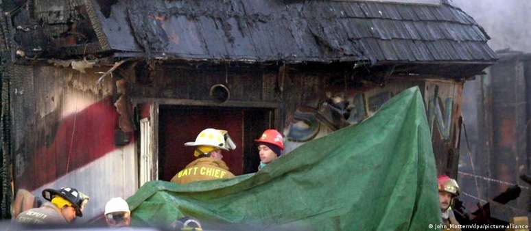 Em 2003, um incêndio na boate The Station, em Rhode Island, nos EUA, matou cem pessoas e deixou centenas de feridos