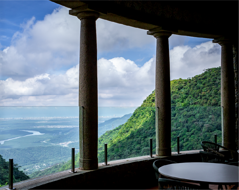 Na laje do Pouso Paranapiacaba, há um mirante para admirar a Serra do Mar