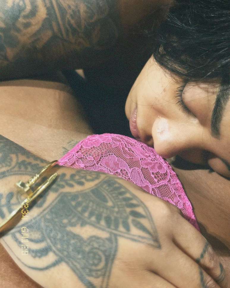 Brunna Gonçalves deixa tatuagem íntima à mostra