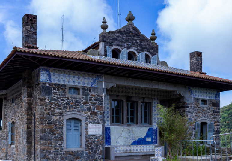 A fachada do Pouso Paranapiacaba é corada com azulejos pintados de azul