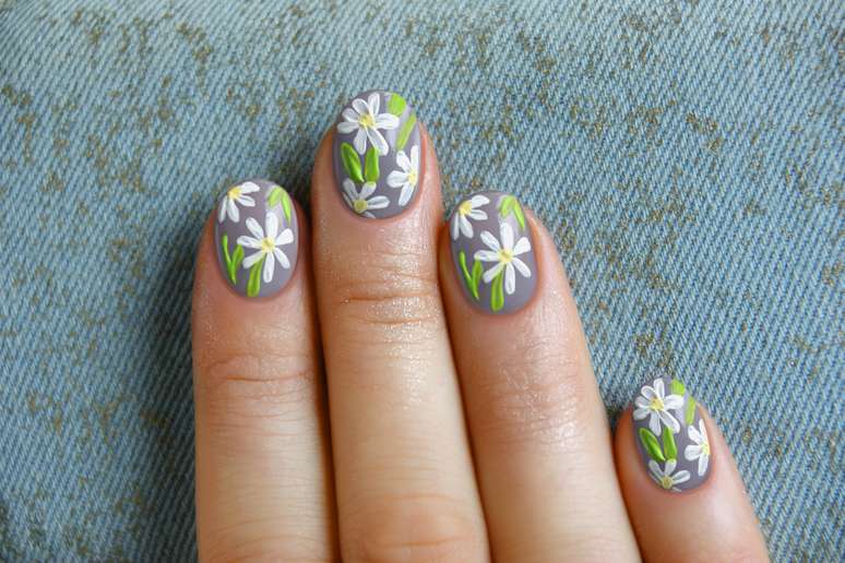 Unhas com ilustração floral 