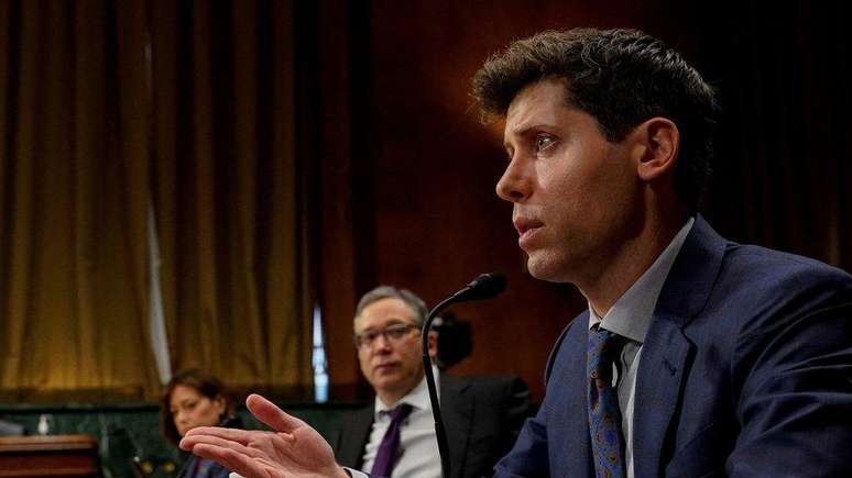 Sam Altman, CEO da OpenAI, criadora do ChatGPT, prestando depoimento no Senado dos EUA