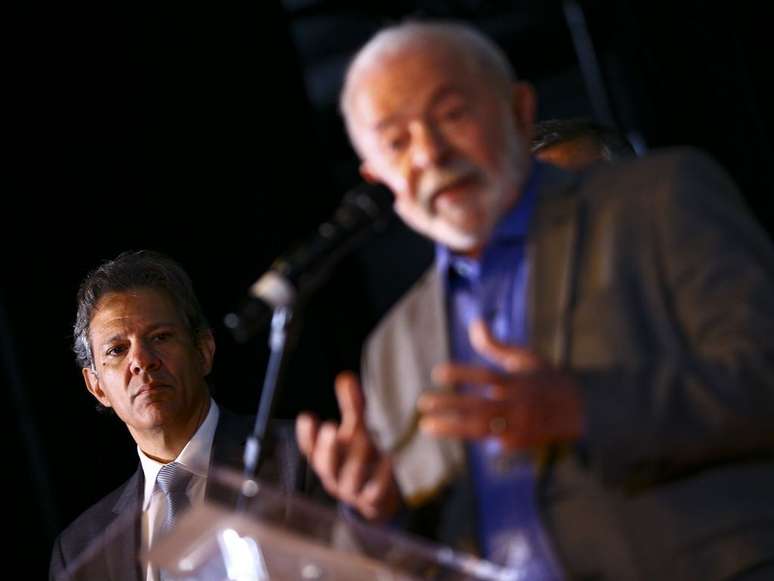 Presiden Lula dan, di belakang, Menteri Keuangan, Fernando Haddad