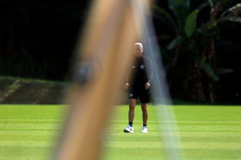Luís Castro garante que seu único foco é o trabalho no Botafogo – FOTO: Vitor Silva/Botafogo