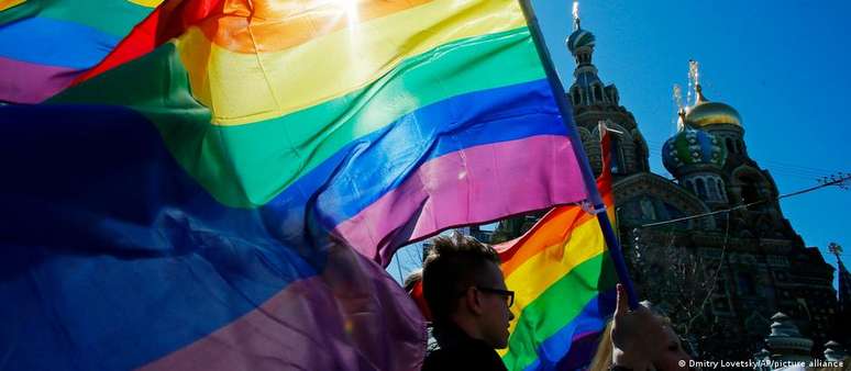 Ativistas LGBT durante protesto em São Petersburgo
