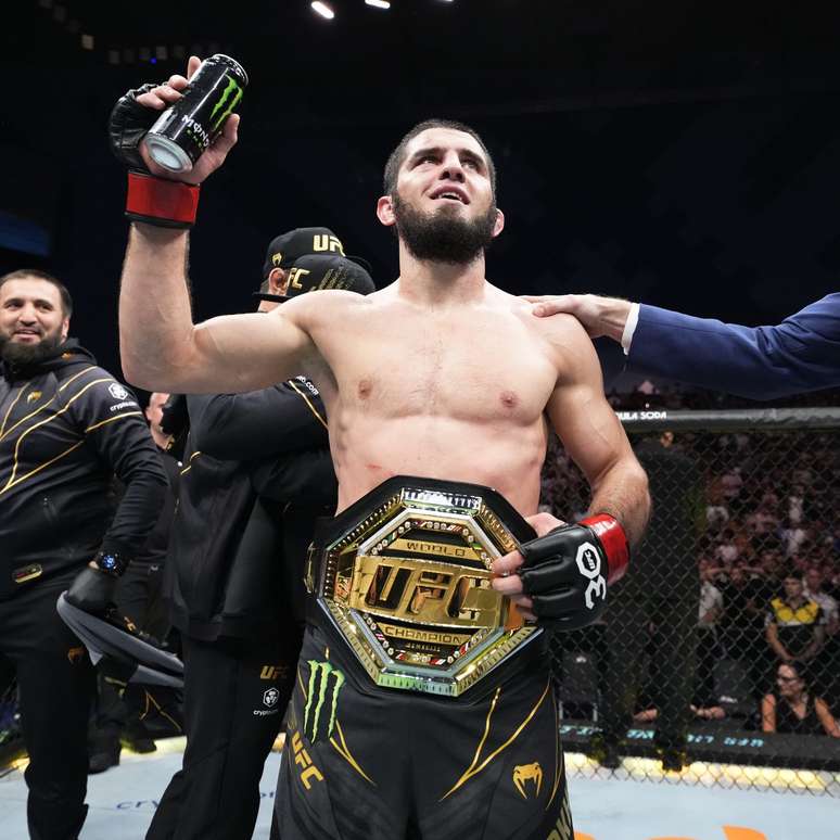 Islam Makhachev comemora título do UFC 