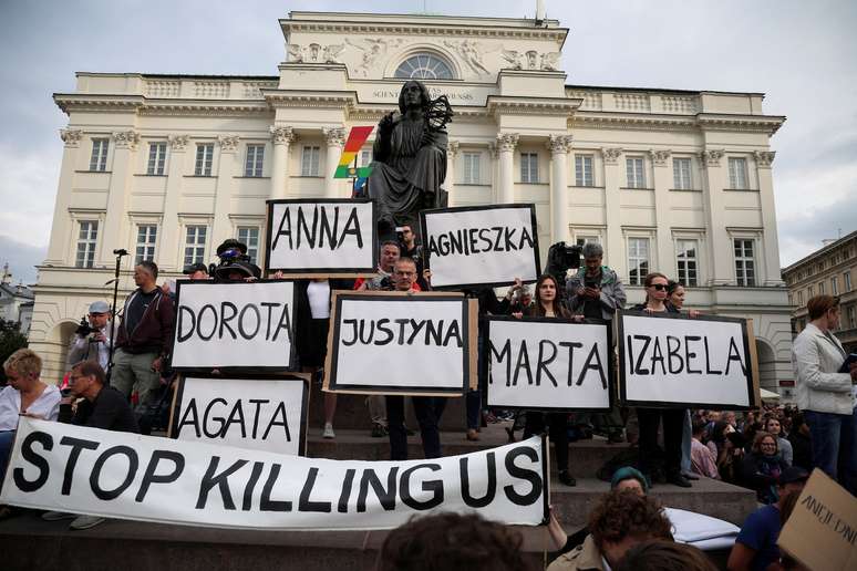 Poloneses protestam contra leis antiaborto no país