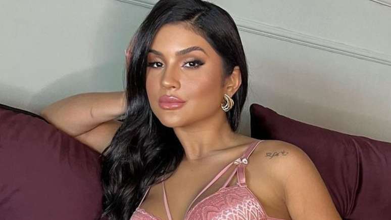 In a thong, Mileide Mihaile enjoys a luxury hotel with her new boyfriend