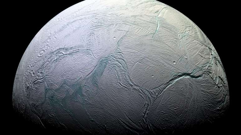 Enceladus, uma lua de Saturno, teria fósforo em seu oceano congelado