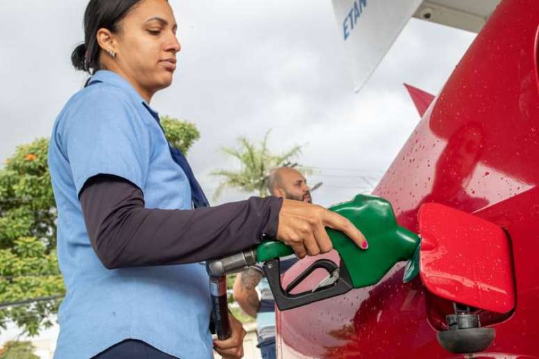 Gasoline price rises 4% after four weeks of decline, ANP says