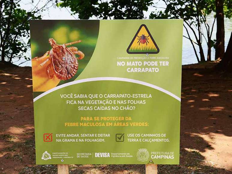 Placa alerta para a presença de carrapatos em parque de Campinas