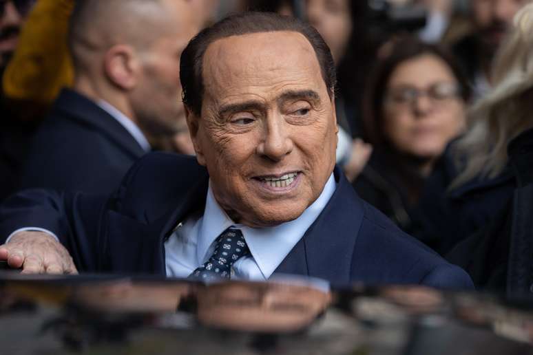 Silvio Berlusconi decidiu beneficiar a mulher e os cinco filhos