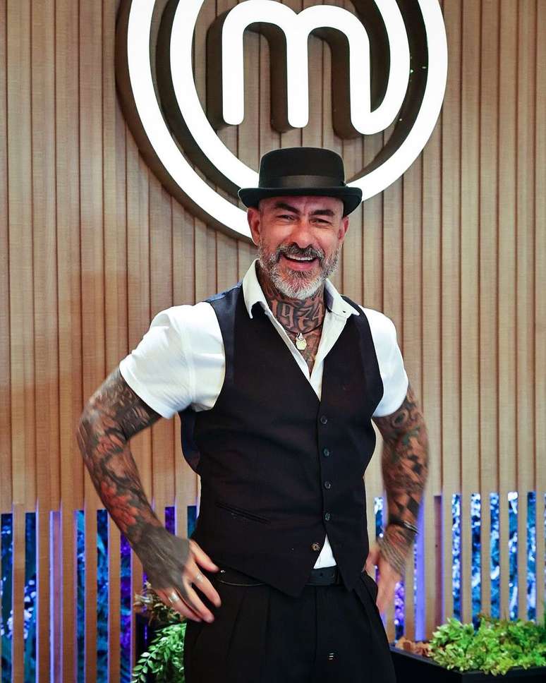 O chef Henrique Foga&ccedil;a de volta ao MasterChef, na Band