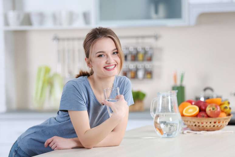 Poor water intake causes dehydration of the skin 