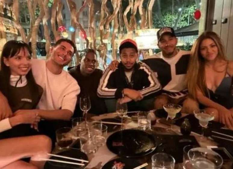 Hamilton e Shakira estiveram juntos em jantar com amigos do piloto.