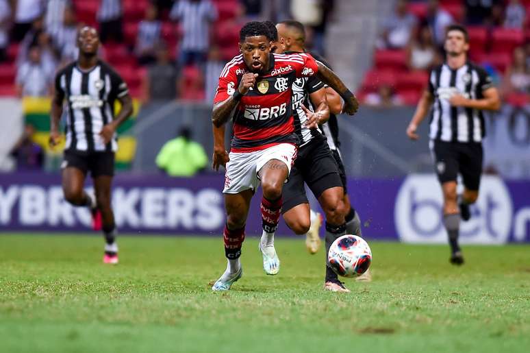 Quando terminam os contratos de jogadores do Flamengo