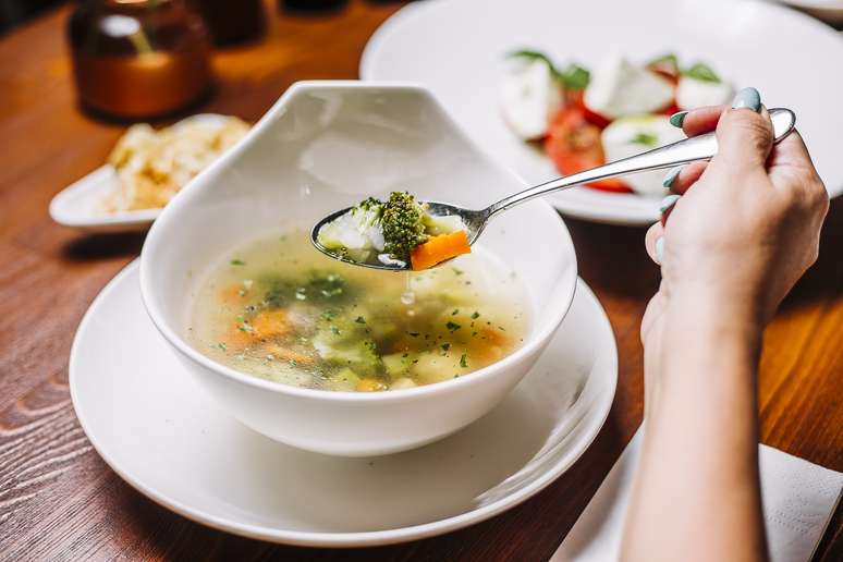 Veja o que é preciso para fazer uma sopa nutritiva