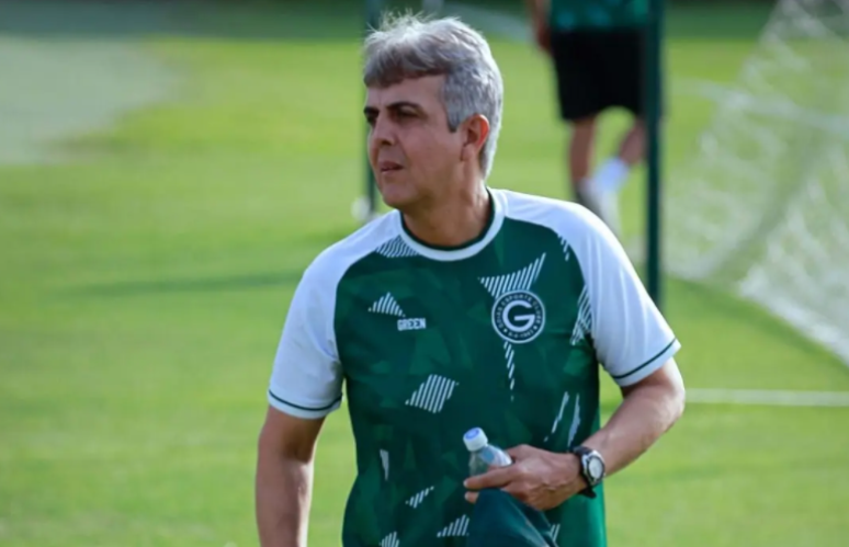 Emerson Ávila comandando treino no Goiás 