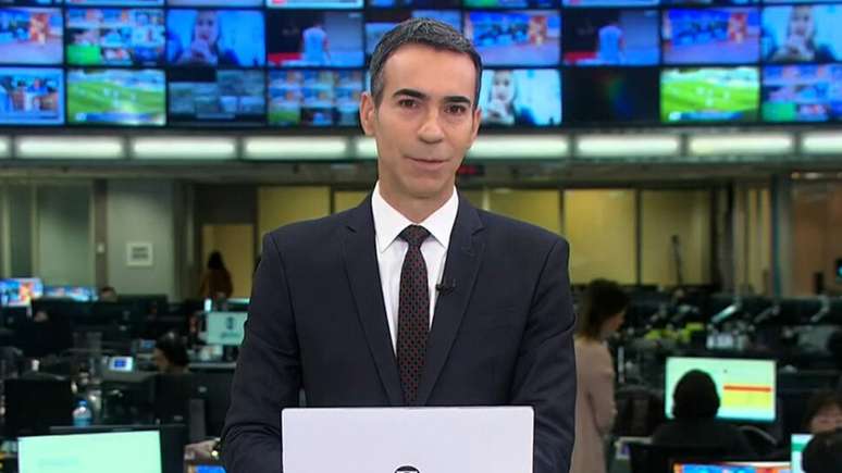 Cesar Tralli receives an illustrious visit to the editorial staff of Globo: ‘What an honour’