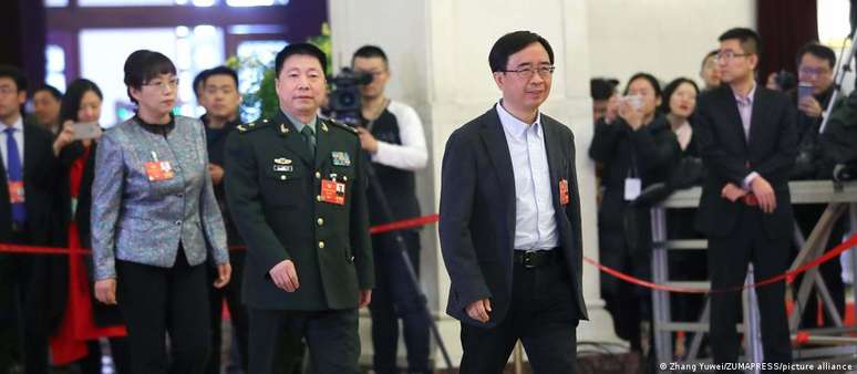 Pan Jian-wei (d) ao lado de militares num evento oficial chinês, em Pequim