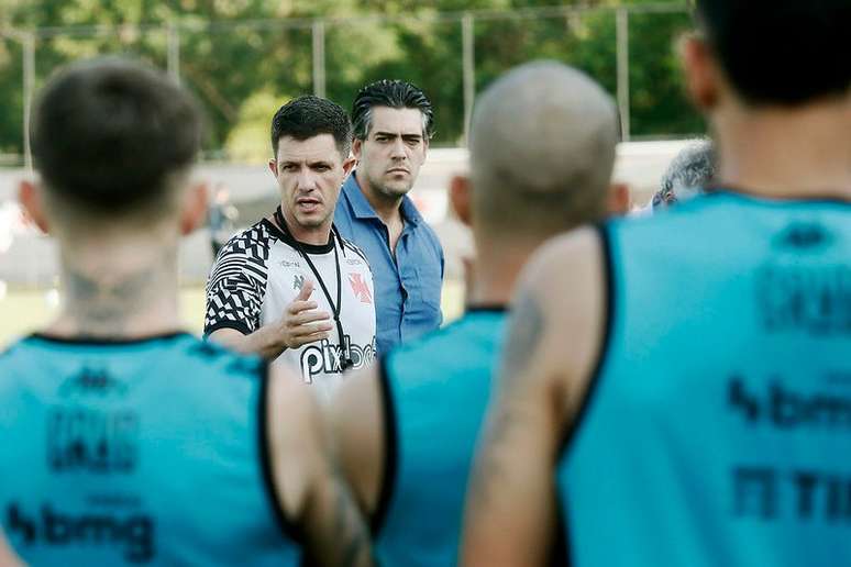 Mauricio Barbieri e Paulo Bracks durante orienta&ccedil;&atilde;o em treino do Vasco no CT Moacyr Barbosa &ndash;