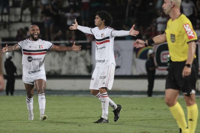 Yan Oliveira comemorando gol pelo Santa Cruz 