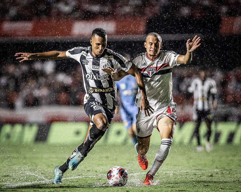 Lucas Braga tenta voltar a tempo do jogo da próxima quarta – FOTO: Raul Baretta/Santos FC