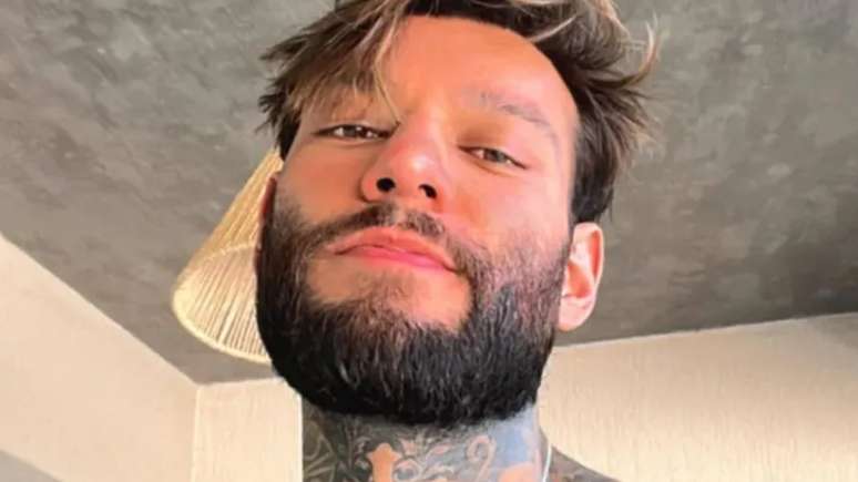 Lucas Lucco is caught with a mysterious woman at a famous restaurant;  I wait