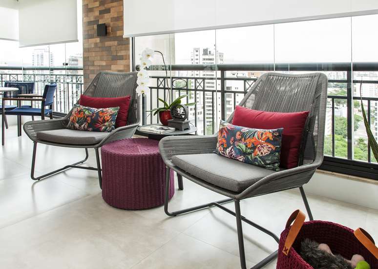 The cushions are like a joker in the decoration.  In this project signed by architect Gigi Gorenstein, they highlighted the armchairs on the balcony and worked very well as a chromatic reference in the area.