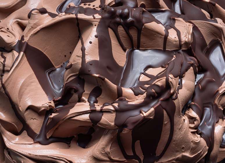 sorvete gelato com calda de chocolate