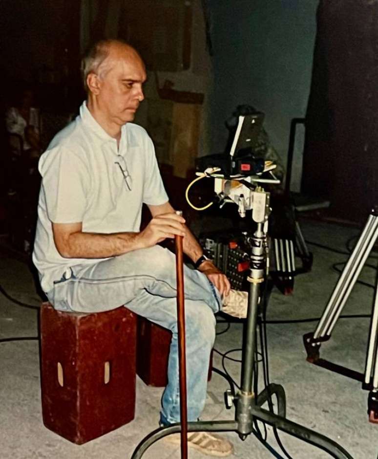 Postgraduate architect at FAU-USP, Carlos Porto de Andrade Jr. has worked as a photographer, writer, director and screenwriter for film and video