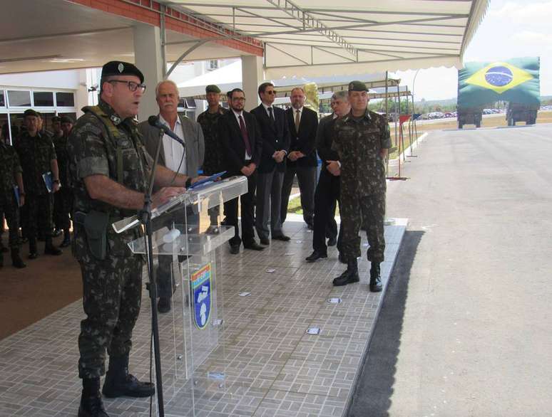 Coronel de artilharia do Exército Jean Lawand Júnior discursa em evento