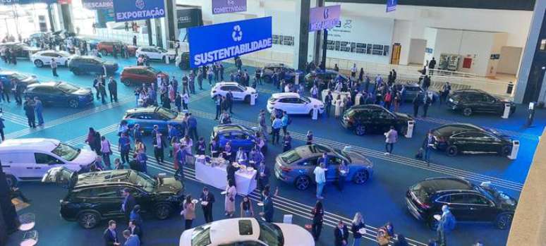 Carros elétricos expostos em evento organizado pela Anfavea