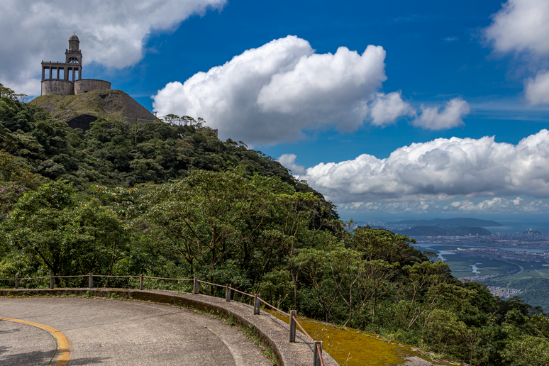 Da Estrada Velha se vê, ao longe, dutos da Usina Hidrelétrica Henry Borden.