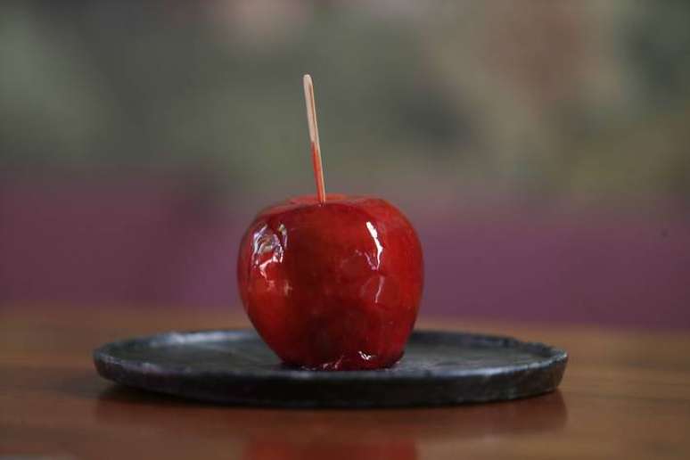 Aprenda a fazer a maçã do amor tradicional para sua festa junina usando apenas cinco ingredientes