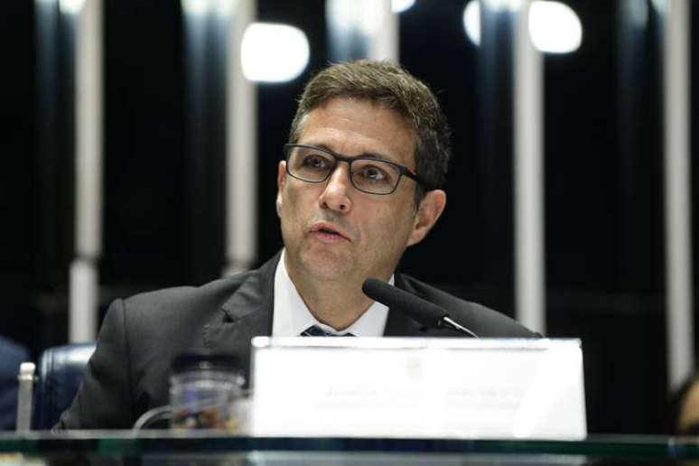 At the table, in a speech, the president of the Central Bank of Brazil, Roberto Campos Neto.