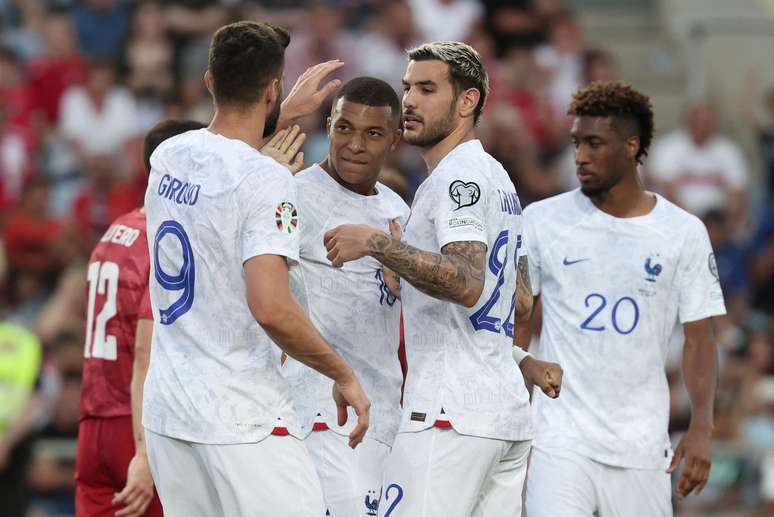 Mbapp&eacute; comemora com companheiros ap&oacute;s marcar o segundo gol do jogo (Photo by Thomas COEX / AFP) (Photo by THOMAS COEX/AFP via Getty Images)