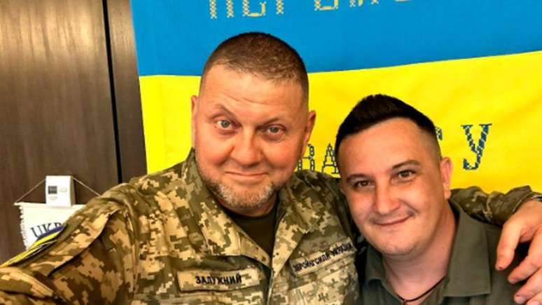 O coronel Anatoly Shtefan postou uma foto com Valerii Zaluzhny para silenciar os rumores de que o general foi ferido.