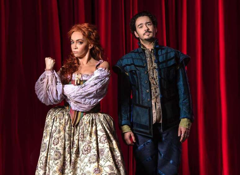 Marcos Veras e Laila Garin estream musical que zomba de musicais nesta sexta, 16.