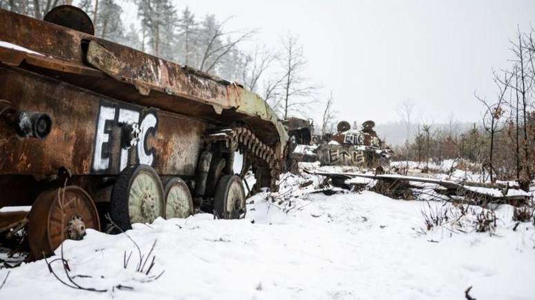 Veículos russos destruídos se espalham pelos subúrbios de Kiev