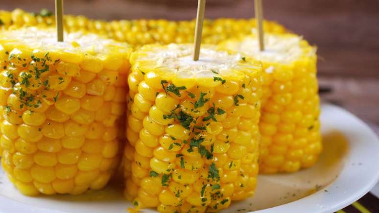 Alimentos rígidos como o milho podem prejudicar usuários de aparelho ortodôntico -