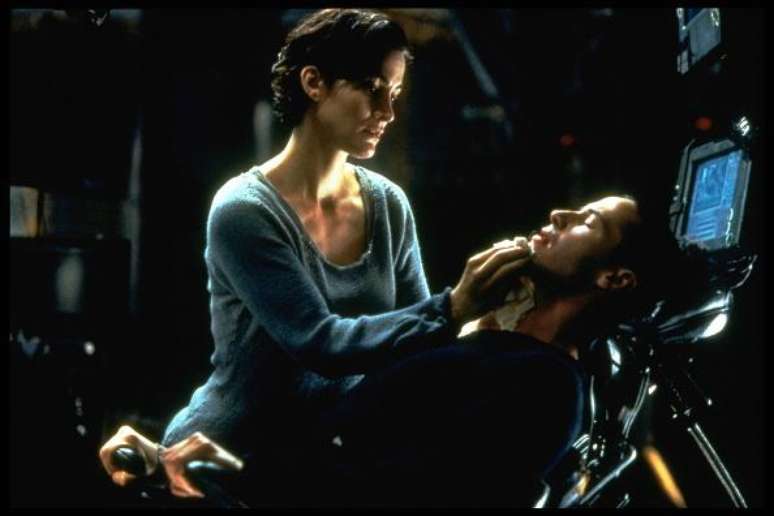 Carrie-Anne Moss e Keanu Reeves em Matrix