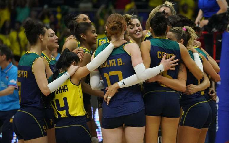 Seleção Brasileira feminina vence Argentina por 3 a 0 na estreia do  Pré-Olímpico de Vôlei - ISTOÉ Independente